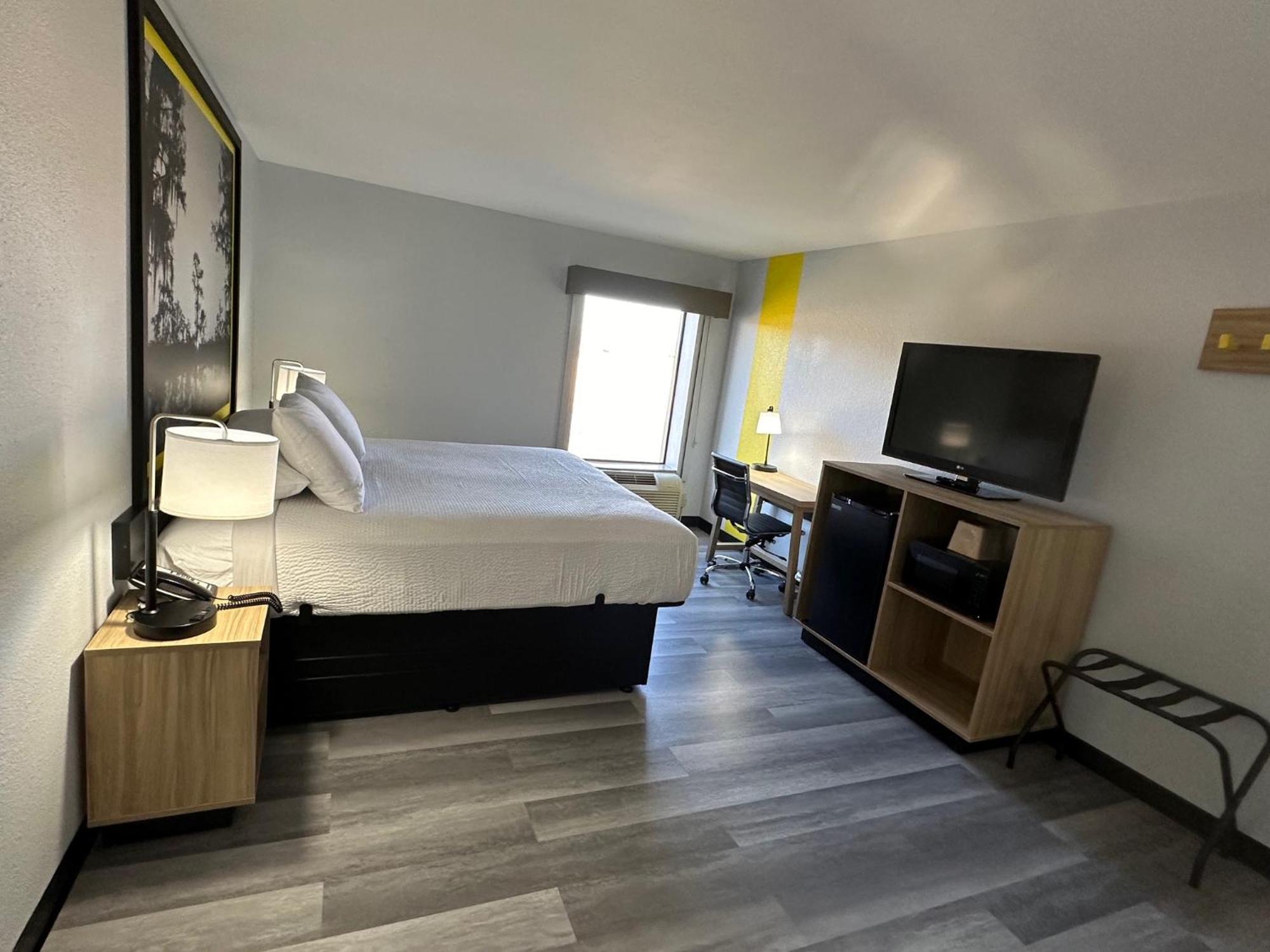 Super 8 By Wyndham Alexandria La Hotell Exteriör bild