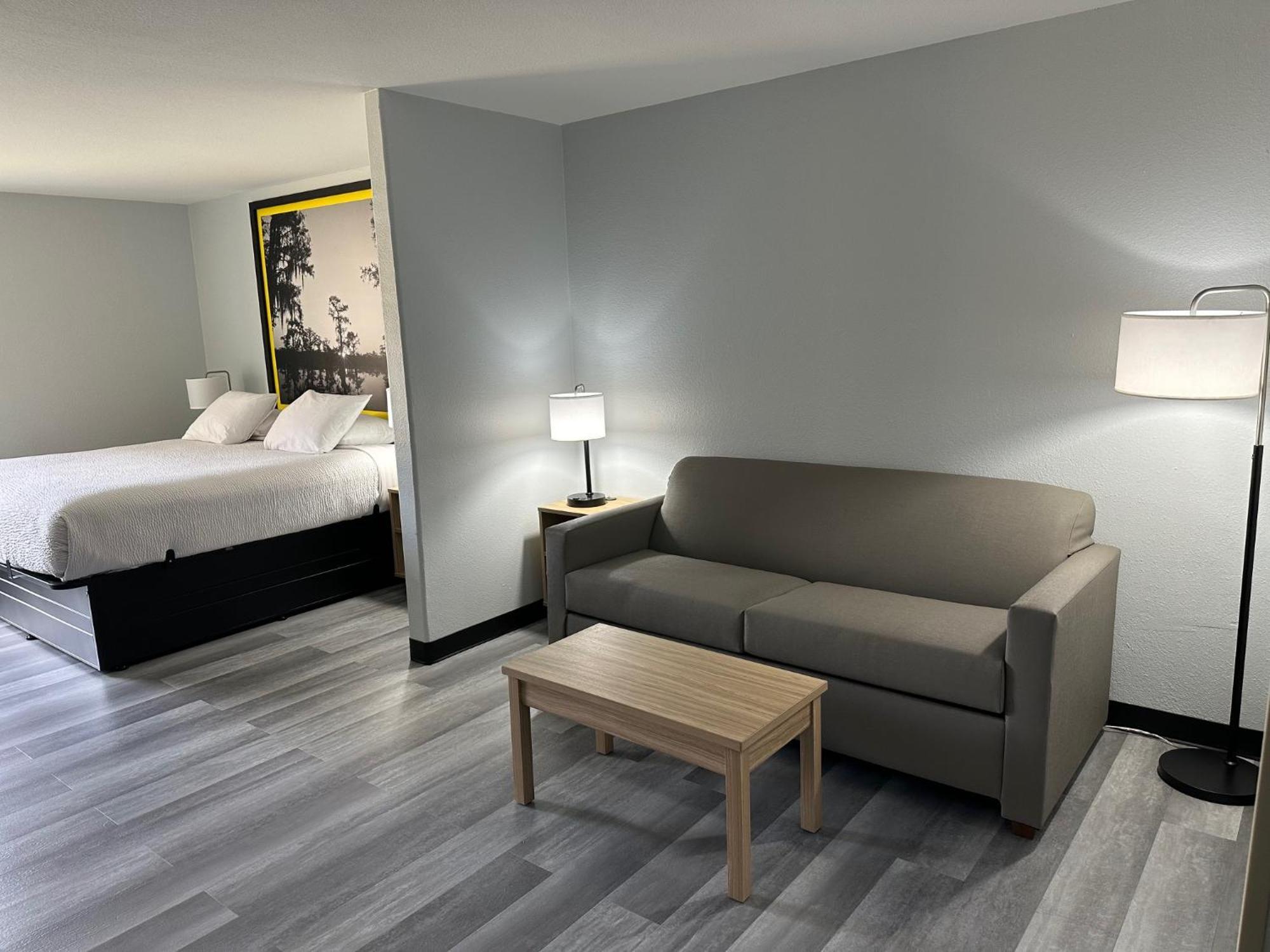 Super 8 By Wyndham Alexandria La Hotell Exteriör bild